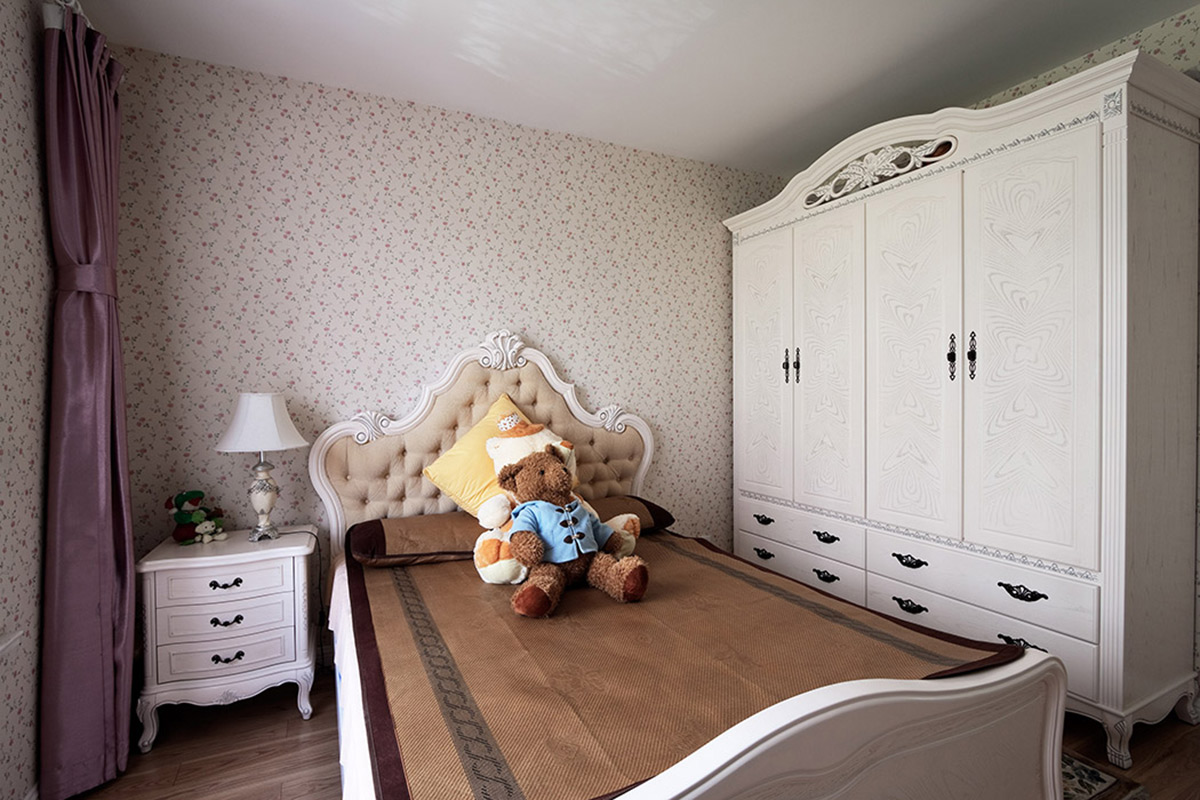 女兒房的碎花墻紙、白色雕花家具、藝術造型燈、紫色的窗幔等，把清新田園的精粹體現的淋漓盡致
