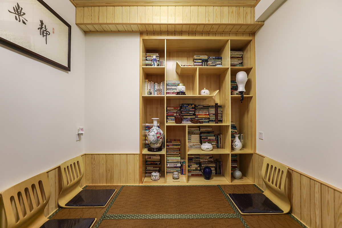 業主要求裝修必須穩重大氣，并且具體文化氣息。新中式風格非常適合這樣的戶型，在家具和配飾上基本延續了現代新中式風格的特點，單純，自然，充滿個性化。明亮的美式風格優質高透玻璃燈罩，搭配質感奢華的壁紙，在實木家具的襯托下，彰顯著主人生活品質。
